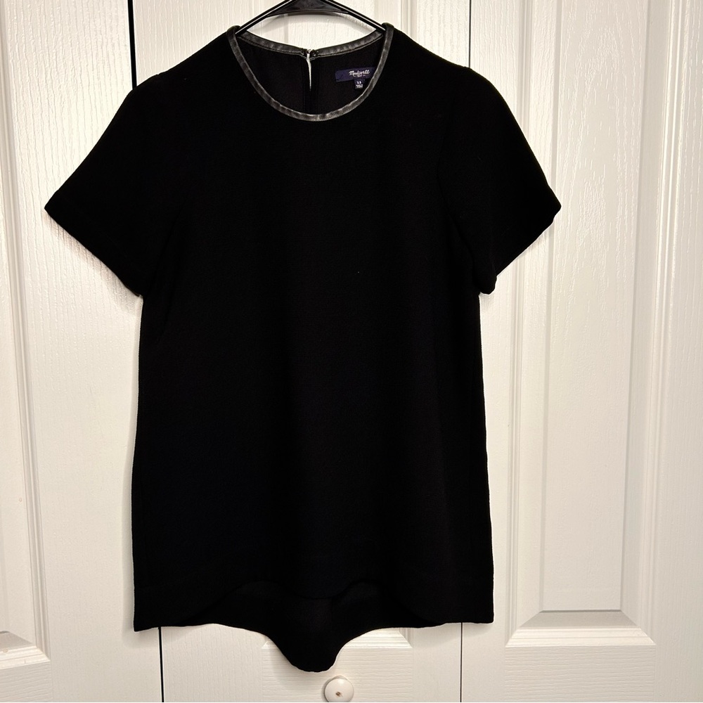 Madewell Black Short Sleeve Textured Blouse Leather‎ Trim Back Pleat Size XS
